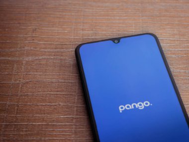 Lod, Israel - 16 Temmuz 2023: Pango uygulaması ahşap arka planda akıllı telefondan çalıştırma ekranı. Üst görünüm düzlüğü kopyalama alanı ile yatıyordu.