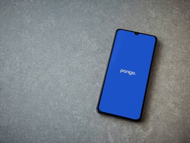 Lod, Israel - 16 Temmuz 2023: Pango uygulaması seramik taş zemin üzerinde akıllı telefondan çalıştırma ekranı. Üst görünüm düzlüğü kopyalama alanı ile yatıyordu.