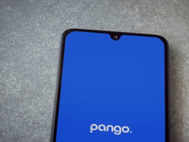 Lod, Israel - 16 Temmuz 2023: Pango uygulaması seramik taş zemin üzerinde akıllı telefondan çalıştırma ekranı. Üst görünüm düzlüğü kopyalama alanı ile yatıyordu.