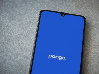 Lod, Israel - 16 Temmuz 2023: Pango uygulaması seramik taş zemin üzerinde akıllı telefondan çalıştırma ekranı. Üst görünüm düzlüğü kopyalama alanı ile yatıyordu.