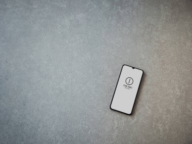 Lod, Israel - 16 Temmuz 2023: Seramik taş zemin üzerinde bir adet Sıfır uygulama ekranı. Üst görünüm düzlüğü kopyalama alanı ile yatıyordu.