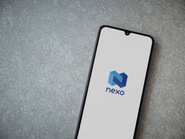 Lod, Israel - 16 Temmuz 2023: Seramik taş zemin üzerinde akıllı telefondan Nexo uygulaması fırlatma ekranı. Üst görünüm düzlüğü kopyalama alanı ile yatıyordu.