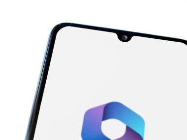 Lod, Israel - 16 Temmuz 2023: Microsoft 360 uygulaması beyaz zemin üzerinde akıllı telefon fırlatma ekranı. Üst görünüm düzlüğü kopyalama alanı ile yatıyordu.