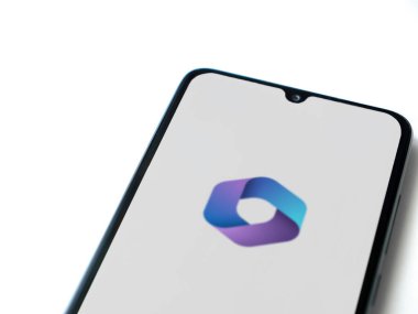 Lod, Israel - 16 Temmuz 2023: Microsoft 360 uygulaması beyaz zemin üzerinde akıllı telefon fırlatma ekranı. Üst görünüm düzlüğü kopyalama alanı ile yatıyordu.