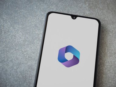 Lod, Israel - 16 Temmuz 2023: Microsoft 360 uygulaması seramik taş zemin üzerinde akıllı telefon fırlatma ekranı. Üst görünüm düzlüğü kopyalama alanı ile yatıyordu.