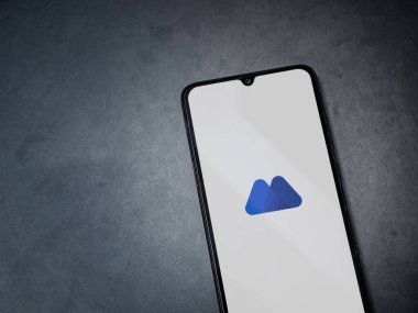 Lod, Israel - 16 Temmuz 2023: MEXC uygulama ekranı koyu mermer taşlı arka planda akıllı telefondan çalıştırılıyor. Üst görünüm düzlüğü kopyalama alanı ile yatıyordu.