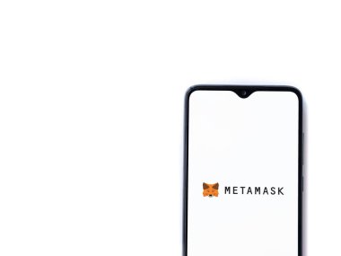Lod, Israel - 16 Temmuz 2023: MetaMaske uygulaması beyaz arkaplanda akıllı telefondan çalıştırma ekranı. Üst görünüm düzlüğü kopyalama alanı ile yatıyordu.