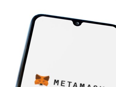 Lod, Israel - 16 Temmuz 2023: MetaMaske uygulaması beyaz arkaplanda akıllı telefondan çalıştırma ekranı. Üst görünüm düzlüğü kopyalama alanı ile yatıyordu.
