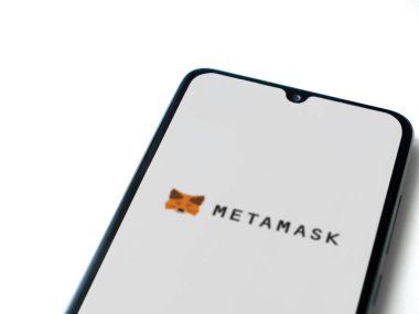Lod, Israel - 16 Temmuz 2023: MetaMaske uygulaması beyaz arkaplanda akıllı telefondan çalıştırma ekranı. Üst görünüm düzlüğü kopyalama alanı ile yatıyordu.