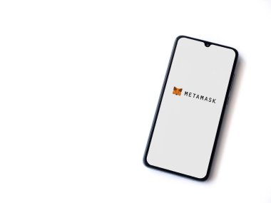 Lod, Israel - 16 Temmuz 2023: MetaMaske uygulaması beyaz arkaplanda akıllı telefondan çalıştırma ekranı. Üst görünüm düzlüğü kopyalama alanı ile yatıyordu.