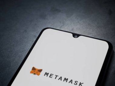 Lod, Israel - 16 Temmuz 2023: MetaMaske uygulaması koyu mermer taşlı arka planda akıllı telefondan kalkış ekranı. Üst görünüm düzlüğü kopyalama alanı ile yatıyordu.