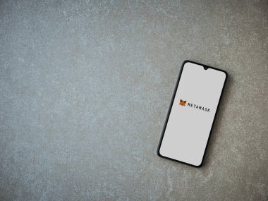 Lod, Israel - 16 Temmuz 2023: MetaMaske uygulaması seramik taş zemin üzerinde akıllı telefondan çalıştırma ekranı. Üst görünüm düzlüğü kopyalama alanı ile yatıyordu.