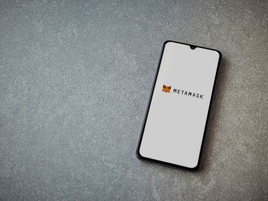 Lod, Israel - 16 Temmuz 2023: MetaMaske uygulaması seramik taş zemin üzerinde akıllı telefondan çalıştırma ekranı. Üst görünüm düzlüğü kopyalama alanı ile yatıyordu.