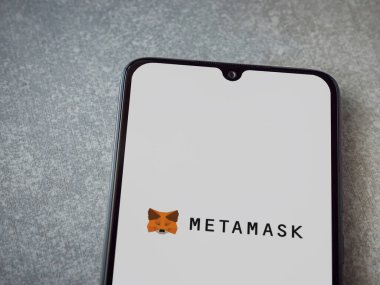 Lod, Israel - 16 Temmuz 2023: MetaMaske uygulaması seramik taş zemin üzerinde akıllı telefondan çalıştırma ekranı. Üst görünüm düzlüğü kopyalama alanı ile yatıyordu.