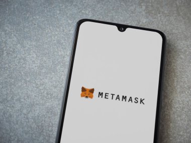 Lod, Israel - 16 Temmuz 2023: MetaMaske uygulaması seramik taş zemin üzerinde akıllı telefondan çalıştırma ekranı. Üst görünüm düzlüğü kopyalama alanı ile yatıyordu.