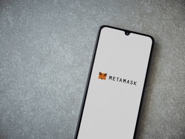 Lod, Israel - 16 Temmuz 2023: MetaMaske uygulaması seramik taş zemin üzerinde akıllı telefondan çalıştırma ekranı. Üst görünüm düzlüğü kopyalama alanı ile yatıyordu.