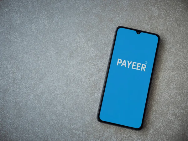 Lod, Israel - 16 Temmuz 2023: PaYEER uygulaması seramik taş zemin üzerinde akıllı telefon fırlatma ekranı. Üst görünüm düzlüğü kopyalama alanı ile yatıyordu.