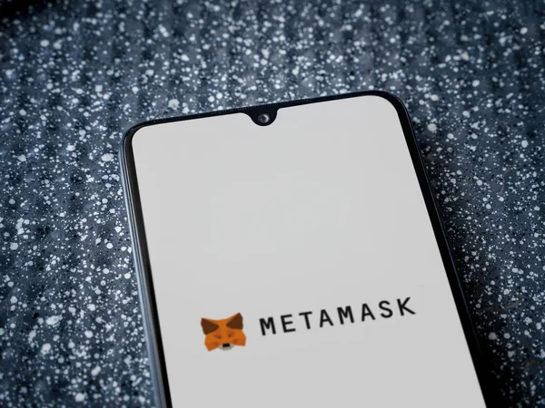Lod, Israel - 16 Temmuz 2023: MetaMaske uygulaması metalik arkaplanda akıllı telefondan çalıştırma ekranı. Üst görünüm yatağını kapat.