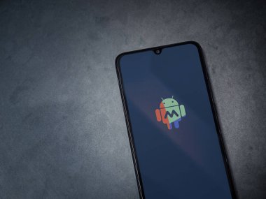 Lod, Israel - 16 Temmuz 2023: Makrodroid uygulaması koyu mermer arka planda akıllı telefondan kalkış ekranı. Üst görünüm düzlüğü kopyalama alanı ile yatıyordu.