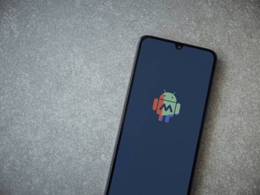 Lod, Israel - 16 Temmuz 2023: Makrodroid uygulaması seramik taş zemin üzerinde akıllı telefondan kalkış ekranı. Üst görünüm düzlüğü kopyalama alanı ile yatıyordu.