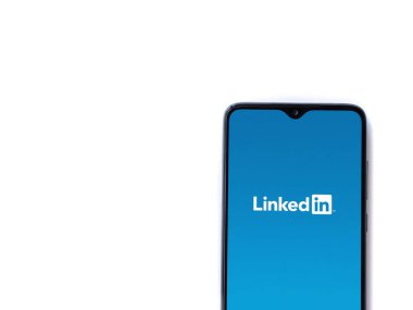 Lod, Israel - 16 Temmuz 2023: Beyaz arkaplanda akıllı telefondan uygulama başlatma ekranı. Üst görünüm düzlüğü kopyalama alanı ile yatıyordu.