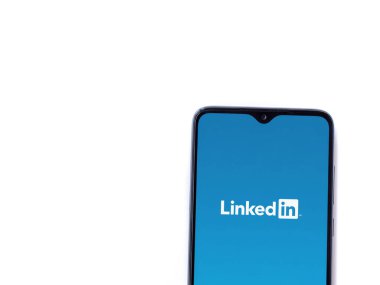 Lod, Israel - 16 Temmuz 2023: Beyaz arkaplanda akıllı telefondan uygulama başlatma ekranı. Üst görünüm düzlüğü kopyalama alanı ile yatıyordu.