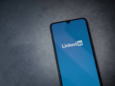 Lod, Israel - 16 Temmuz 2023: LinkedIn uygulaması koyu mermer taşlı arka planda akıllı telefondan kalkış ekranı. Üst görünüm düzlüğü kopyalama alanı ile yatıyordu.