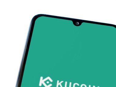 Lod, Israel - 16 Temmuz 2023: KuCoin uygulaması beyaz arka planda akıllı telefondan çalıştırma ekranı. Üst görünüm düzlüğü kopyalama alanı ile yatıyordu.
