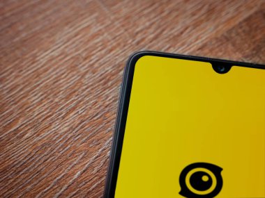 Lod, Israel - 16 Temmuz 2023: Insta360 uygulama başlatma ekranı ahşap arkaplanda akıllı telefon üzerinde... üst görünüm düzlüğü kopyalama alanı ile yatıyordu.