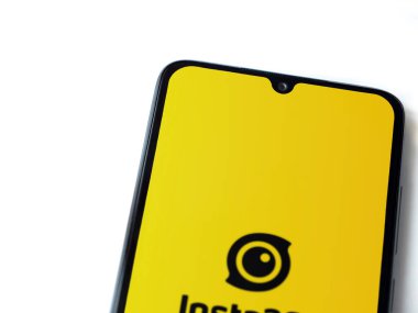 Lod, Israel - 16 Temmuz 2023: Insta360 uygulamayı beyaz arkaplanda akıllı telefondan çalıştırma ekranı..