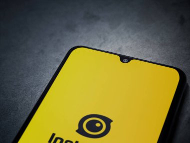 Lod, Israel - 16 Temmuz 2023: Insta360 uygulaması kara mermer arka planda akıllı telefondan kalkış ekranı. Üst görünüm düzlüğü kopyalama alanı ile yatıyordu.