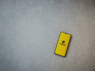 Lod, Israel - 16 Temmuz 2023: Seramik taş zemin üzerinde akıllı telefon üzerinde Insta360 uygulama başlatma ekranı. Üst görünüm düz ve kopyalama alanı ile yatıyordu.