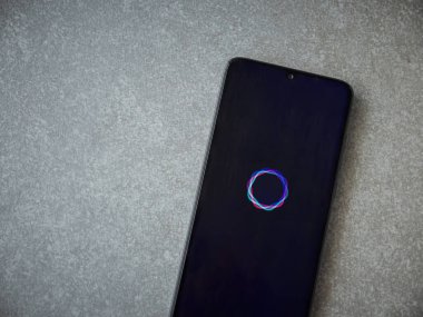 Lod, Israel - 16 Temmuz 2023: Düşünün - Yapay Zeka Sanat Üreticisi uygulama ekranı seramik taş zemin üzerinde akıllı telefon üzerinde çalışıyor..