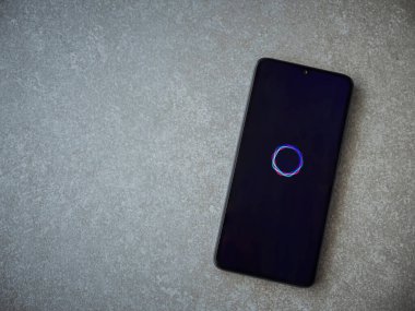 Lod, Israel - 16 Temmuz 2023: Düşünün - Yapay Zeka Sanat Üreticisi uygulama ekranı seramik taş zemin üzerinde akıllı telefondan çalıştırılıyor. Üst görünüm düzlüğü kopyalama alanı ile yatıyordu.