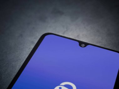 Lod, Israel - 16 Temmuz 2023: IDrive Photo Yedekleme uygulaması kara mermer taşlı arka planda akıllı telefondan kalkış ekranı. Üst görünüm düzlüğü kopyalama alanı ile yatıyordu.