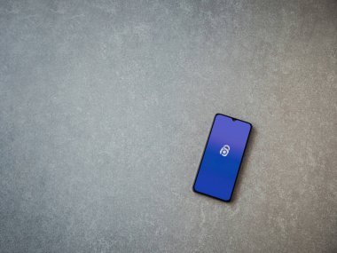 Lod, Israel - 16 Temmuz 2023: IDrive Fotoğraf Yedekleme uygulaması seramik taş zemin üzerinde akıllı telefon fırlatma ekranı. Üst görünüm düzlüğü kopyalama alanı ile yatıyordu.
