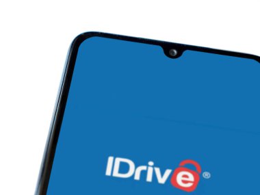 Lod, Israel - 16 Temmuz 2023: IDrive Çevrimiçi Yedekleme uygulaması beyaz arkaplanda akıllı telefondan çalıştırma ekranı. Üst görünüm düzlüğü kopyalama alanı ile yatıyordu.