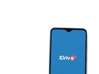 Lod, Israel - 16 Temmuz 2023: IDrive Çevrimiçi Yedekleme uygulaması beyaz arkaplanda akıllı telefondan çalıştırma ekranı. Üst görünüm düzlüğü kopyalama alanı ile yatıyordu.