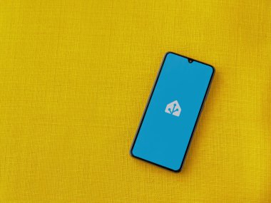 Lod, Israel - 16 Temmuz 2023: Sarı kumaş arka planda akıllı telefondan ev telefonu uygulaması başlatma ekranı. Üst görünüm düzlüğü kopyalama alanı ile yatıyordu.