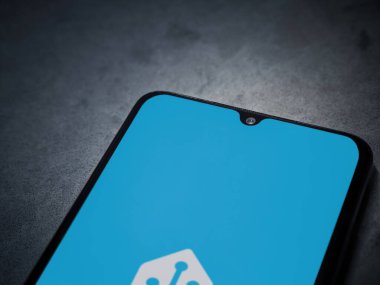 Lod, Israel - 16 Temmuz 2023: Koyu mermer arka planda ev telefonu uygulaması başlatma ekranı. Üst görünüm düzlüğü kopyalama alanı ile yatıyordu.