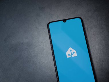 Lod, Israel - 16 Temmuz 2023: Koyu mermer arka planda ev telefonu uygulaması başlatma ekranı. Üst görünüm düzlüğü kopyalama alanı ile yatıyordu.