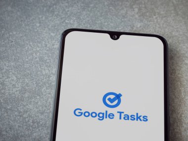 Lod, Israel - 16 Temmuz 2023: Google Görev uygulaması seramik taş zemin üzerinde akıllı telefon çalıştırma ekranı. Üst görünüm düzlüğü kopyalama alanı ile yatıyordu.