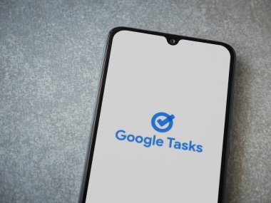 Lod, Israel - 16 Temmuz 2023: Google Görev uygulaması seramik taş zemin üzerinde akıllı telefon çalıştırma ekranı. Üst görünüm düzlüğü kopyalama alanı ile yatıyordu.