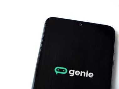 Lod, Israel - 16 Temmuz 2023: Genie app fırlatma ekranı beyaz arkaplanda akıllı telefondan. Üst görünüm düzlüğü kopyalama alanı ile yatıyordu.