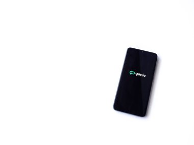 Lod, Israel - 16 Temmuz 2023: Genie app fırlatma ekranı beyaz arkaplanda akıllı telefondan. Üst görünüm düzlüğü kopyalama alanı ile yatıyordu.