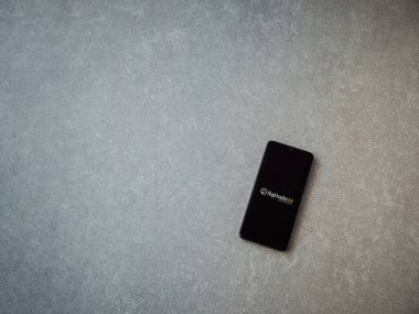 Lod, Israel - 16 Temmuz 2023: Flightradar24 Flight Tracker uygulaması seramik taş zemin üzerinde akıllı telefondan kalkış ekranı. Üst görünüm düzlüğü kopyalama alanı ile yatıyordu.