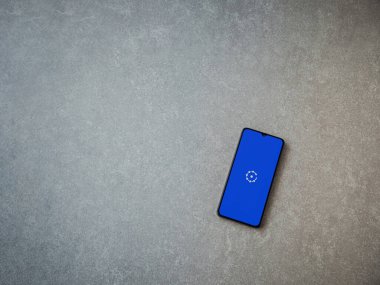 Lod, Israel - 16 Temmuz 2023: Seramik taş zemin üzerinde akıllı telefon uygulaması fırlatma ekranı. Üst görünüm düzlüğü kopyalama alanı ile yatıyordu.