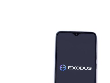 Lod, Israel - 16 Temmuz 2023: Beyaz arka planda akıllı telefondan Exodus uygulamasını çalıştırma ekranı. Üst görünüm düzlüğü kopyalama alanı ile yatıyordu.