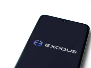 Lod, Israel - 16 Temmuz 2023: Beyaz arka planda akıllı telefondan Exodus uygulamasını çalıştırma ekranı. Üst görünüm düzlüğü kopyalama alanı ile yatıyordu.