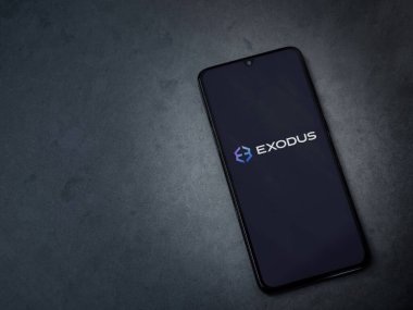 Lod, Israel - 16 Temmuz 2023: Koyu mermer taşlı arka planda akıllı telefondan Göç uygulaması fırlatma ekranı. Üst görünüm düzlüğü kopyalama alanı ile yatıyordu.